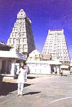 Meditation Tour India Directors at the Shiva Temple at the Ashram of Ramana Maharshi - Energy Enhancement (EE) Meditation and &nbsp;Meditations symbol for Retreats ,Courses, Seminars, and Yoga, Hatha.